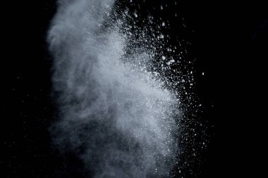 Siyah arka planda beyaz toz patlaması. Renkli bulut. Renkli toz patlar. Boya Holi.