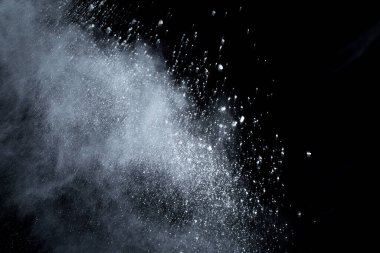 Siyah arka planda beyaz toz patlaması. Renkli bulut. Renkli toz patlar. Boya Holi.