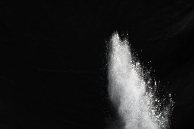 Siyah arka planda beyaz toz patlaması. Renkli bulut. Renkli toz patlar. Boya Holi.