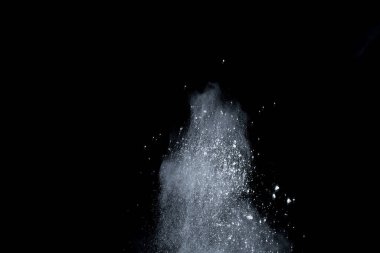 Siyah arka planda beyaz toz patlaması. Renkli bulut. Renkli toz patlar. Boya Holi.