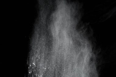 Siyah arka planda beyaz toz patlaması. Renkli bulut. Renkli toz patlar. Boya Holi.