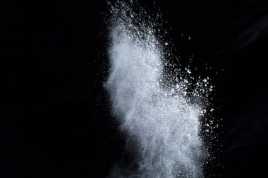 Siyah arka planda beyaz toz patlaması. Renkli bulut. Renkli toz patlar. Boya Holi.