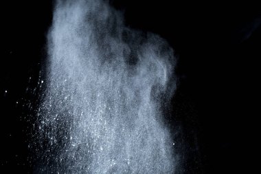 Siyah arka planda beyaz toz patlaması. Renkli bulut. Renkli toz patlar. Boya Holi.