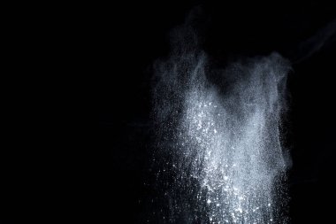 Siyah arka planda beyaz toz patlaması. Renkli bulut. Renkli toz patlar. Boya Holi.