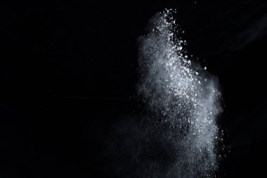 Siyah arka planda beyaz toz patlaması. Renkli bulut. Renkli toz patlar. Boya Holi.