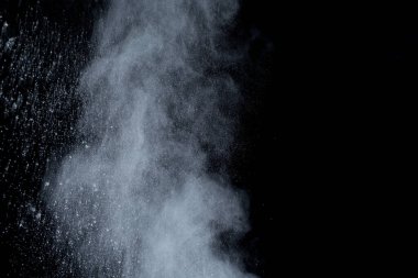 Siyah arka planda beyaz toz patlaması. Renkli bulut. Renkli toz patlar. Boya Holi.