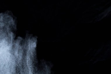 Siyah arka planda beyaz toz patlaması. Renkli bulut. Renkli toz patlar. Boya Holi.