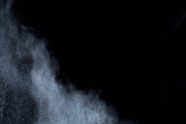 Siyah arka planda beyaz toz patlaması. Renkli bulut. Renkli toz patlar. Boya Holi.