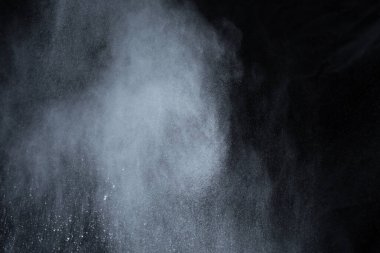 Siyah arka planda beyaz toz patlaması. Renkli bulut. Renkli toz patlar. Boya Holi.