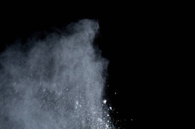 Siyah arka planda beyaz toz patlaması. Renkli bulut. Renkli toz patlar. Boya Holi.