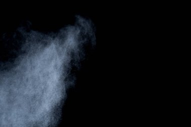 Siyah arka planda beyaz toz patlaması. Renkli bulut. Renkli toz patlar. Boya Holi.