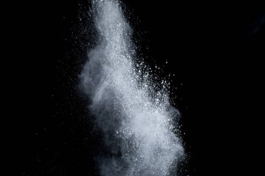 Siyah arka planda beyaz toz patlaması. Renkli bulut. Renkli toz patlar. Boya Holi.