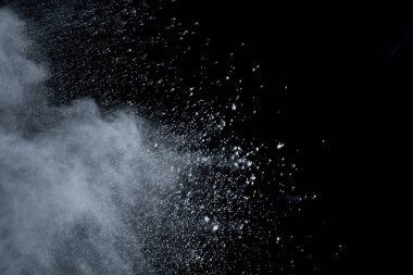 Siyah arka planda beyaz toz patlaması. Renkli bulut. Renkli toz patlar. Boya Holi.