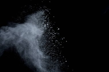 Siyah arka planda beyaz toz patlaması. Renkli bulut. Renkli toz patlar. Boya Holi.