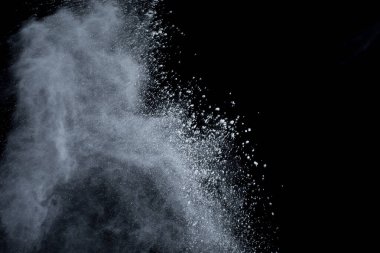Siyah arka planda beyaz toz patlaması. Renkli bulut. Renkli toz patlar. Boya Holi.