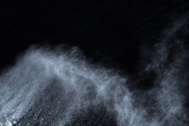 Siyah arka planda beyaz toz patlaması. Renkli bulut. Renkli toz patlar. Boya Holi.