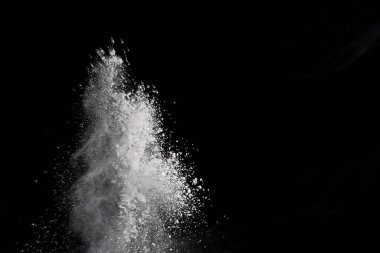 Siyah arka planda beyaz toz patlaması. Renkli bulut. Renkli toz patlar. Boya Holi.