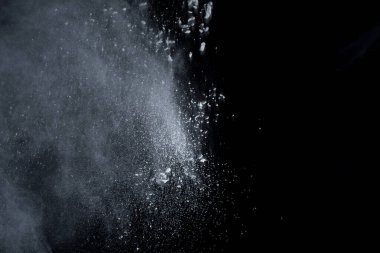 Siyah arka planda beyaz toz patlaması. Renkli bulut. Renkli toz patlar. Boya Holi.