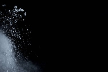 Siyah arka planda beyaz toz patlaması. Renkli bulut. Renkli toz patlar. Boya Holi.