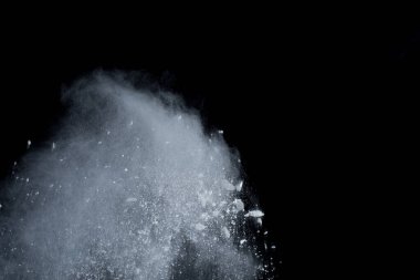 Siyah arka planda beyaz toz patlaması. Renkli bulut. Renkli toz patlar. Boya Holi.