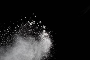 Siyah arka planda beyaz toz patlaması. Renkli bulut. Renkli toz patlar. Boya Holi.