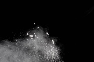 Siyah arka planda beyaz toz patlaması. Renkli bulut. Renkli toz patlar. Boya Holi.