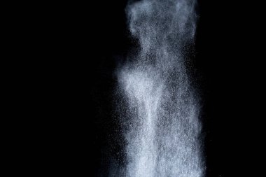 Siyah arka planda beyaz toz patlaması. Renkli bulut. Renkli toz patlar. Boya Holi.