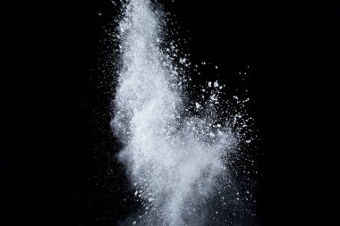 Siyah arka planda beyaz toz patlaması. Renkli bulut. Renkli toz patlar. Boya Holi.