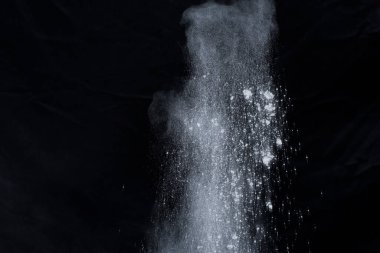 Siyah arka planda beyaz toz patlaması. Renkli bulut. Renkli toz patlar. Boya Holi.