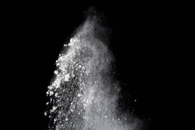 Siyah arka planda beyaz toz patlaması. Renkli bulut. Renkli toz patlar. Boya Holi.