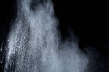 Siyah arka planda beyaz toz patlaması. Renkli bulut. Renkli toz patlar. Boya Holi.