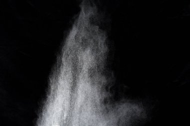 Siyah arka planda beyaz toz patlaması. Renkli bulut. Renkli toz patlar. Boya Holi.