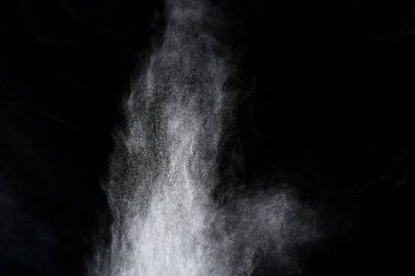 Siyah arka planda beyaz toz patlaması. Renkli bulut. Renkli toz patlar. Boya Holi.