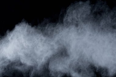 Siyah arka planda beyaz toz patlaması. Renkli bulut. Renkli toz patlar. Boya Holi.