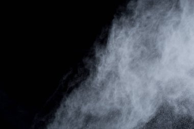 Siyah arka planda beyaz toz patlaması. Renkli bulut. Renkli toz patlar. Boya Holi.