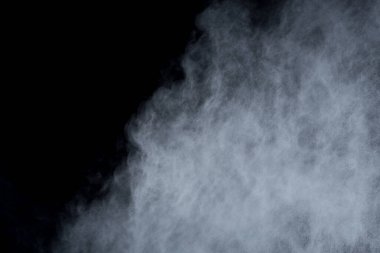 Siyah arka planda beyaz toz patlaması. Renkli bulut. Renkli toz patlar. Boya Holi.