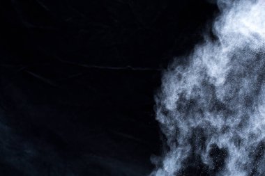 Siyah arka planda beyaz toz patlaması. Renkli bulut. Renkli toz patlar. Boya Holi.