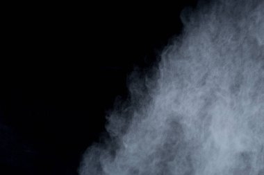 Siyah arka planda beyaz toz patlaması. Renkli bulut. Renkli toz patlar. Boya Holi.