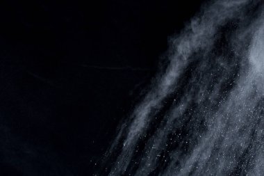 Siyah arka planda beyaz toz patlaması. Renkli bulut. Renkli toz patlar. Boya Holi.