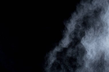 Siyah arka planda beyaz toz patlaması. Renkli bulut. Renkli toz patlar. Boya Holi.