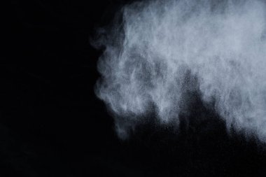 Siyah arka planda beyaz toz patlaması. Renkli bulut. Renkli toz patlar. Boya Holi.