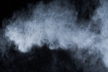 Siyah arka planda beyaz toz patlaması. Renkli bulut. Renkli toz patlar. Boya Holi.