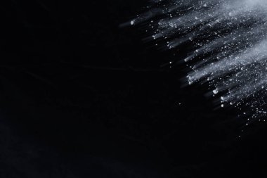 Siyah arka planda beyaz toz patlaması. Renkli bulut. Renkli toz patlar. Boya Holi.