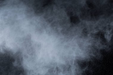 Siyah arka planda beyaz toz patlaması. Renkli bulut. Renkli toz patlar. Boya Holi.