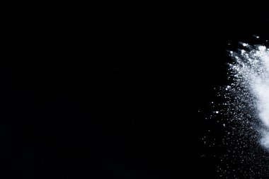 Siyah arka planda beyaz toz patlaması. Renkli bulut. Renkli toz patlar. Boya Holi.