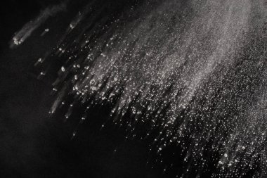 Siyah arka planda beyaz toz patlaması. Renkli bulut. Renkli toz patlar. Boya Holi.