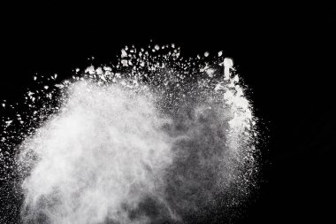Siyah arka planda beyaz toz patlaması. Renkli bulut. Renkli toz patlar. Boya Holi.