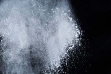 Siyah arka planda beyaz toz patlaması. Renkli bulut. Renkli toz patlar. Boya Holi.