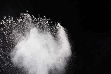 Siyah arka planda beyaz toz patlaması. Renkli bulut. Renkli toz patlar. Boya Holi.