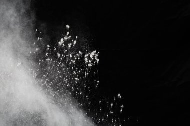 Siyah arka planda beyaz toz patlaması. Renkli bulut. Renkli toz patlar. Boya Holi.